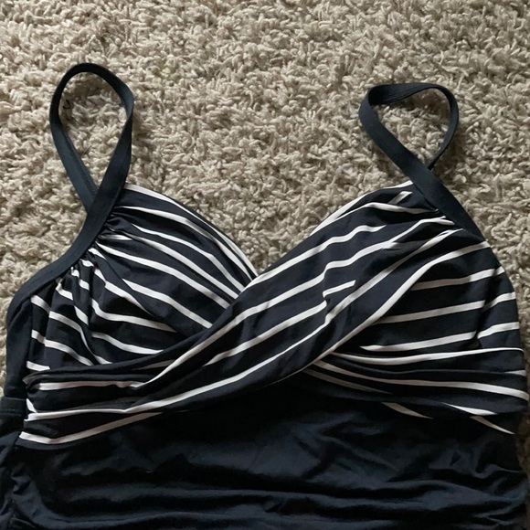 Flattering women’s black and white one piece - Picture 3 of 3